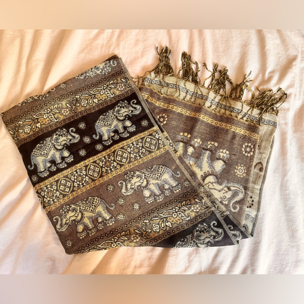 ✨NWOT Pashmina Elephant Design Scarf in Gold and Gray